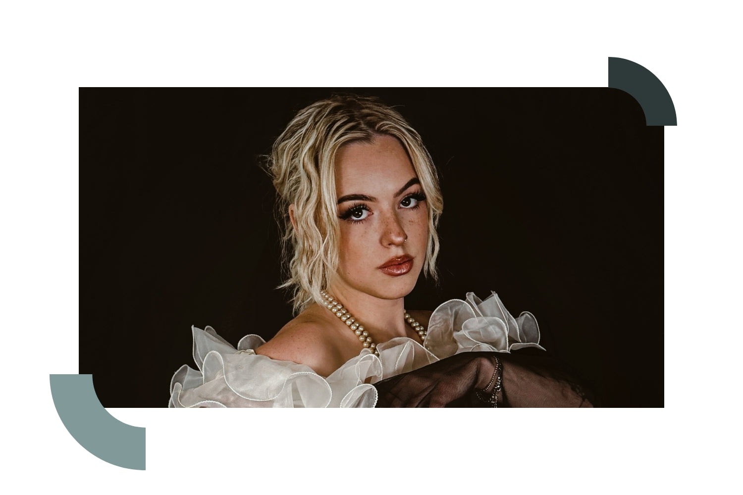 Rising Alt-Pop Artist Charlotte Dickson Joins The Blue Élan Family